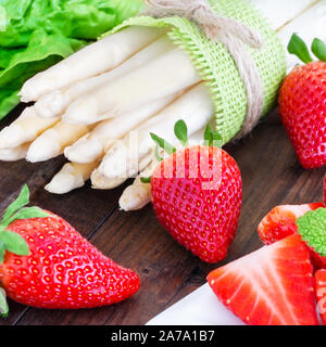 Asperges blanches avec des fraises fraîches Banque D'Images