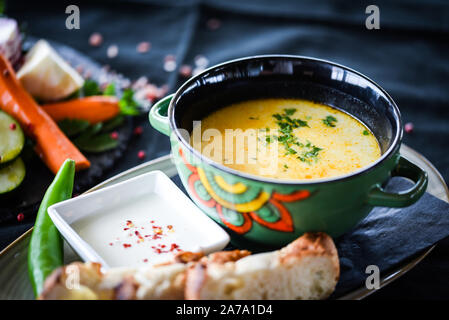 soupe de poulet grecque aux légumes frais et pain fait maison Banque D'Images