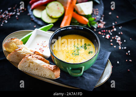 soupe de poulet grecque aux légumes frais et pain fait maison Banque D'Images