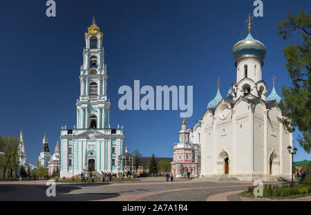 Serguiev Posad, DANS LA RÉGION DE MOSCOU, RUSSIE - 10 MAI 2018 : vue panoramique sur l'ensemble architectural de la laure de la Sainte Trinity-Sergius Banque D'Images