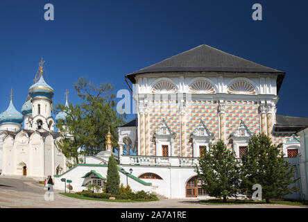 Serguiev Posad, DANS LA RÉGION DE MOSCOU, RUSSIE - 10 MAI 2018 : Saint Laure Trinity-Sergius. Vue sur le réfectoire et l'Esprit Saint sur l'Église un beau printemps da Banque D'Images