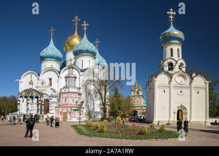 Serguiev Posad, DANS LA RÉGION DE MOSCOU, RUSSIE - 10 MAI 2018 : les gens sur place principale dans Trinity-Sergius Sainte Lavra. Cathédrale de l'Assomption, église du Saint Spi Banque D'Images