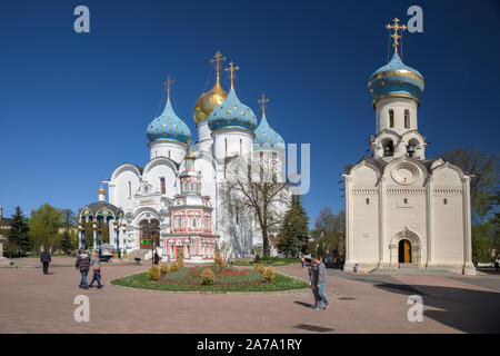 Serguiev Posad, DANS LA RÉGION DE MOSCOU, RUSSIE - 10 MAI 2018 : place principale dans la sainte Laure Trinity-Sergius. Cathédrale de l'assomption et l'église du Saint-Esprit Banque D'Images