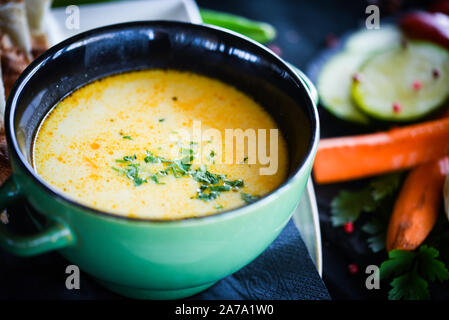 soupe de poulet grecque aux légumes frais et pain fait maison Banque D'Images