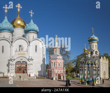 Serguiev Posad, DANS LA RÉGION DE MOSCOU, RUSSIE - 10 MAI 2018 : Beaucoup de gens visitent Trinity-Sergius Lavra. Source de l'eau sainte, près de Cathédrale de l'Assomption et l'Église Banque D'Images