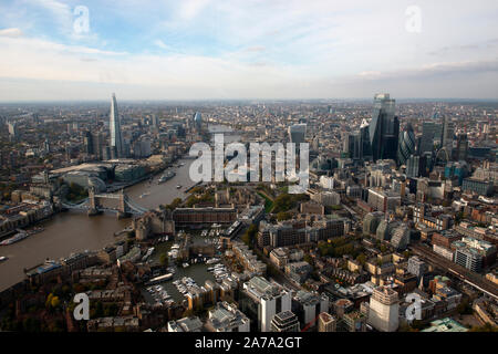 Une vue aérienne de la ville de Londres avec le Tower Bridge et St Katherines Dock dans l'avant-plan. Banque D'Images