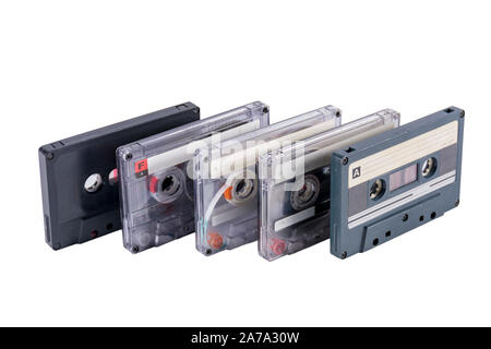 Vieilles cassettes dans un segment isolé sur fond blanc Banque D'Images