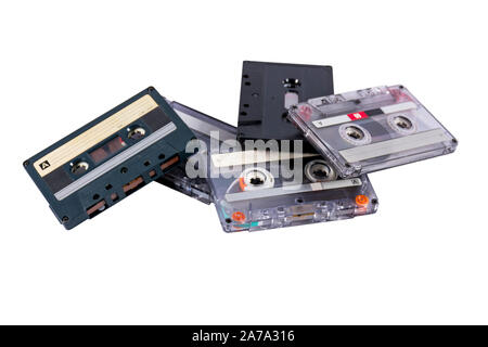 Vieilles cassettes dans un segment isolé sur fond blanc Banque D'Images