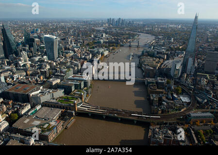 Une vue aérienne à l'est vers le bas la Tamise avec le tesson et London Bridge. Banque D'Images