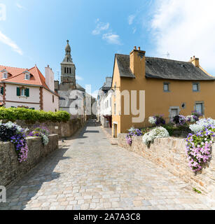 Quimperle, Finistère / France - 24 août 2019 - vue sur le Pont Pont fleuri dans le village pittoresque de Quimperlé en Bretagne Banque D'Images