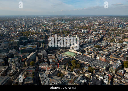 Une vue aérienne du marché de Smithfield à travers à High Holborn. Banque D'Images