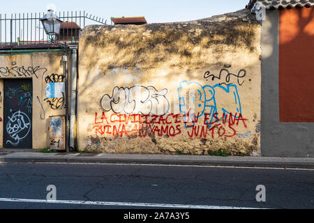 Vandalisme par graffitis sur un vieux mur à San Cristobel de La Laguna, Tenerife, Canaries, Espagne Banque D'Images