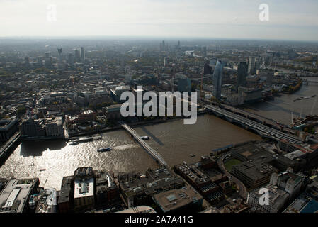 Une vue aérienne de l'autre côté de Blackfriars sur la Tamise à Southwark avec le Millenium Bridge. Banque D'Images