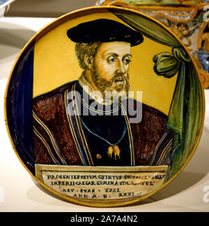 Portrait de Charles V 24 Février 1530 (1500-1558) Maiolica, peint polychrome, 1531, Atelier de poterie Castel Durante Italie. Musée de l'ermitage ( plat a été faite pour le couronnement de Charles V, en tant que saint empereur romain et roi d'Espagne, Charles porte l'ordre de la Toison d'or) Banque D'Images