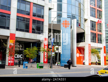 Toronto, Ontario, Canada - 21 octobre 2019 : entrée principale de la Société Radio-Canada, Société Radio-Canada, la construction au centre-ville de Toronto. Banque D'Images