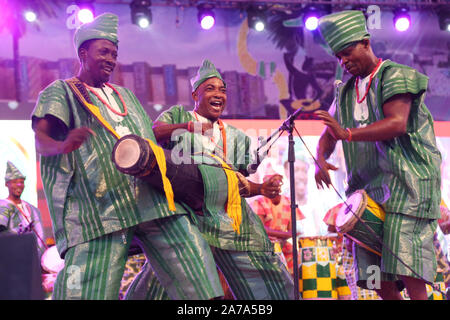 Yoruba Drummers qui se déroule pendant le Festival africain du tambour à Abeokuta, État d'Ogun au Nigeria. Banque D'Images