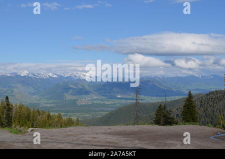 La fin du printemps dans le Wyoming : à partir de Teton Pass à Jackson Hole, Jackson, Snake River, les Gros Ventres et les montagnes de Wind River Banque D'Images
