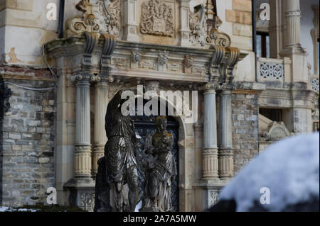 En dehors des statues Château Peleș à Sinaia, Roumanie sur un jour de neige. Banque D'Images