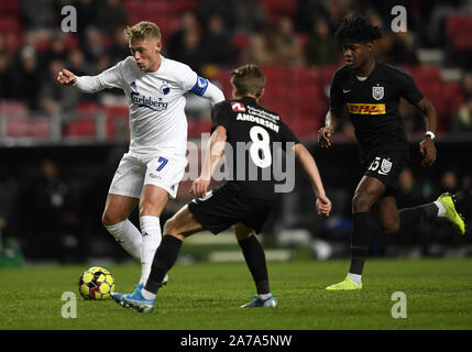 31 octobre 2019, copenhague, Danemark : Viktor Fischer, FC Copenhague et Magnus Kofod Andersen, FC Nordsjealland luttent pour le ballon pendant le match de football coupe Sydbank entre FC Copenhague FC Nordsjaelland et Telia Parken, à Copenhague, au Danemark. (Crédit Image : © Lars Moeller/Zuma sur le fil) Banque D'Images