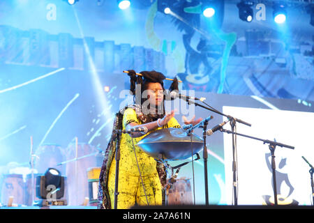 Artiste féminine nigériane-américaine qui se déroule pendant le Festival du tambour africain, Abeokuta, État d'Ogun, Nigeria. Banque D'Images