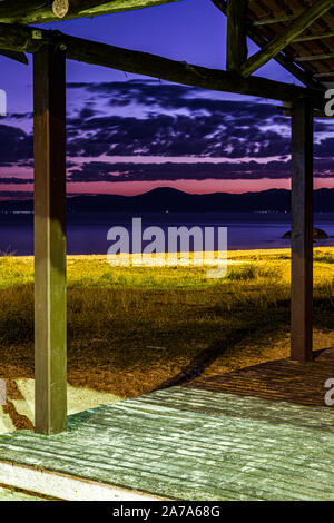 Vue depuis le porche d'une maison de plage au crépuscule. Florianopolis, Santa Catarina, Brésil. Banque D'Images