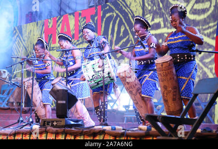 Des femmes de tambours d'Haïti se sont joueuses pendant le Festival du tambour africain à Abeokuta, État d'Ogun au Nigeria. Banque D'Images