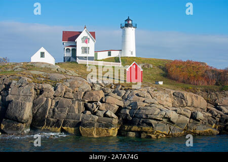 Vue sur le phare de Nubble Sohier Park, Cape Neddick, York, Maine, sur une journée ensoleillée avec un ciel bleu clair, surtout -02 Banque D'Images