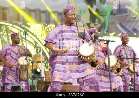 Groupe de batteurs qui se déroule pendant le Festival africain du tambour à Abeokuta, État d'Ogun au Nigeria. Banque D'Images