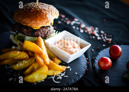 hamburgers maison avec de délicieuses frites et sauce épicée à la mayonnaise Banque D'Images