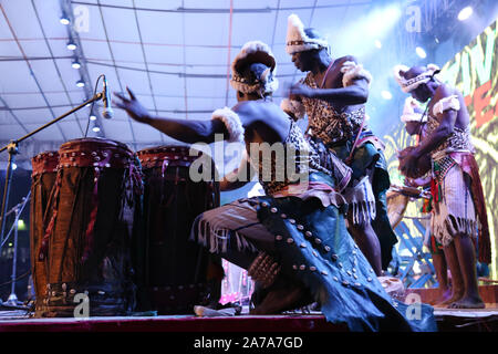 Des batteurs africains se sont produit à l'occasion du festival du tambour africain à Abeokuta, État d'Ogun au Nigeria. Banque D'Images