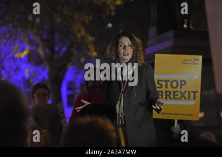 L'eurodéputé libéral démocrate Luisa Porritt parle aux partisans du parti devant les Maisons du Parlement à Londres. Banque D'Images