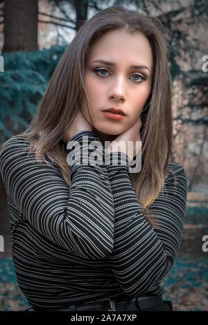 Close-up intense d'une belle femme aux yeux bleus Banque D'Images