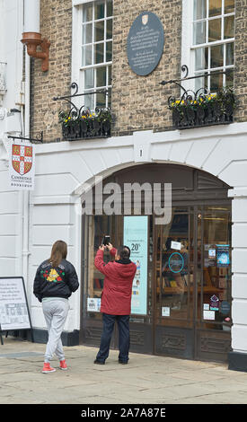 Les touristes chinois à l'extérieur de la librairie la plus ancienne en Grande-Bretagne, qui vend des livres de l'éditeur le plus ancien au monde, la cuvette (Cambridge University Press Banque D'Images