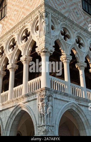 Venise, Italie : Détail du Doge Palace avec des statues d'Adam et Eve, au-dessus il Dame Justice avec l'épée et faire défiler Banque D'Images