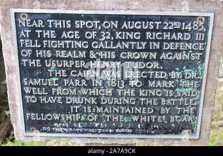 Signe à côté d'un puits où le roi Richard III a bu avant de mourir. Sur le champ de bataille de Bosworth, marchez depuis le centre du patrimoine du champ de bataille de Bosworth, Nuneaton, Royaume-Uni Banque D'Images