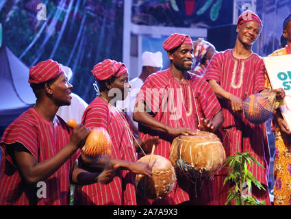 Des troupes culturelles yoruba se sont joues pendant le Festival du tambour africain à Abeokuta, État d'Ogun au Nigeria. Banque D'Images