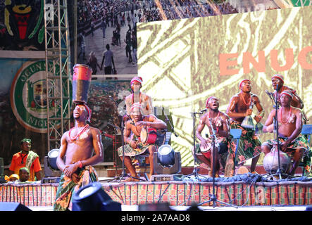 Tambours africains exposés lors du Festival du tambour africain à Abeokuta, État d'Ogun au Nigeria. Banque D'Images