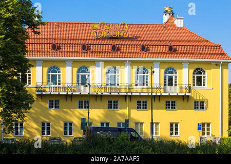 La façade jaune d'un ancien bâtiment qui abrite aujourd'hui casino Cosmopol à Malmö, Suède Banque D'Images