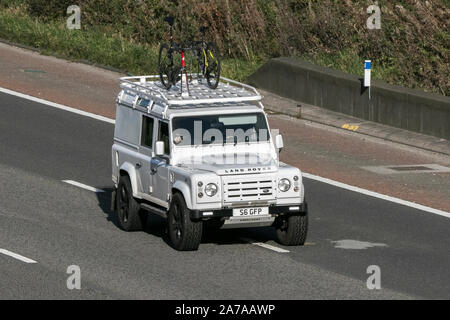 S6GFP Land Rover Defender 110 Td Xs le véhicule sur l'autoroute M6 près de Preston dans le Lancashire, Royaume-Uni Banque D'Images