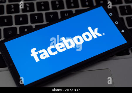 Wroclaw, Pologne - OCT 23, 2019 : logo Facebook sur Huawei P30. Facebook est le plus populaire des services de médias sociaux. Banque D'Images