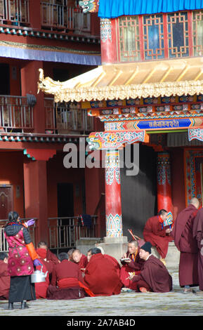 Les moines bouddhistes à l'extérieur du monastère Lhagang à Tagong en Chine Banque D'Images