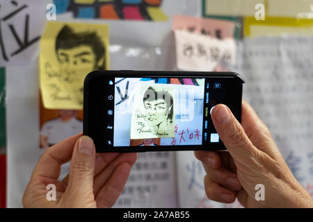 La photographie post-it avec Bruce Lee à Mur de Lennon dans les passage inférieur à Tai Po Market dans les Nouveaux territoires de Hong Kong. Les murs sont utilisés pour displ Banque D'Images