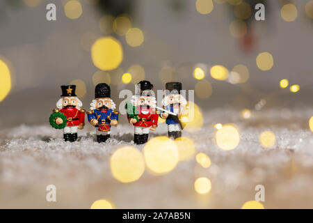 Sur le thème de Noël Décoration figurines. Toy Soldiers Noël Casse-Noisette à partir d'un conte de fées. Décoration d'arbre de Noël. Décor de fête, chaleureuse lumière effet bokeh Banque D'Images