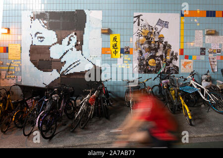Mur de Lennon dans les passage inférieur à Tai Po Market dans les Nouveaux territoires de Hong Kong. Les murs sont utilisés pour afficher l'art pro-démocratie . Banque D'Images
