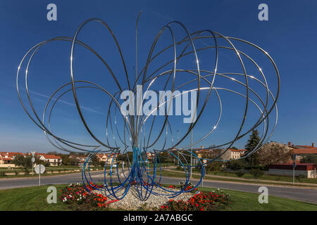 Installation en acier inoxydable moderne appelé 'Butterfly' sur intersection circulaire dans la balle - Valle, Istrie, Croatie, Artiste : Goran Štimac Banque D'Images