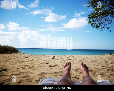 Vue de la plage pieds en Jamaïque sur l'océan bleu Banque D'Images