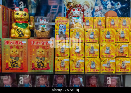 Figurine japonaise 'maneki-neko" (porte-bonheur) aussi appelé 'cat' de chance Chinois Banque D'Images