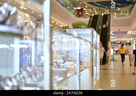 Shop windows sur le côté gauche, Shoppers, escaliers mécaniques dans le mall. Banque D'Images