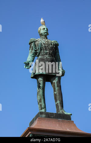 Goéland sur statue d'Alexandre II à Helsinki, Finlande Banque D'Images