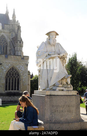 Statue de l'écrivain local & théologien Richard Hooker (1554-1600) sur Cathedrla d'Exeter dans le Devon, vert, UK Banque D'Images